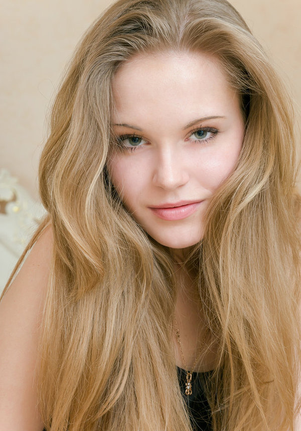 Анаис, 22